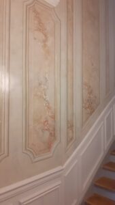 faux marbres et moulure dans cage d'escalier
